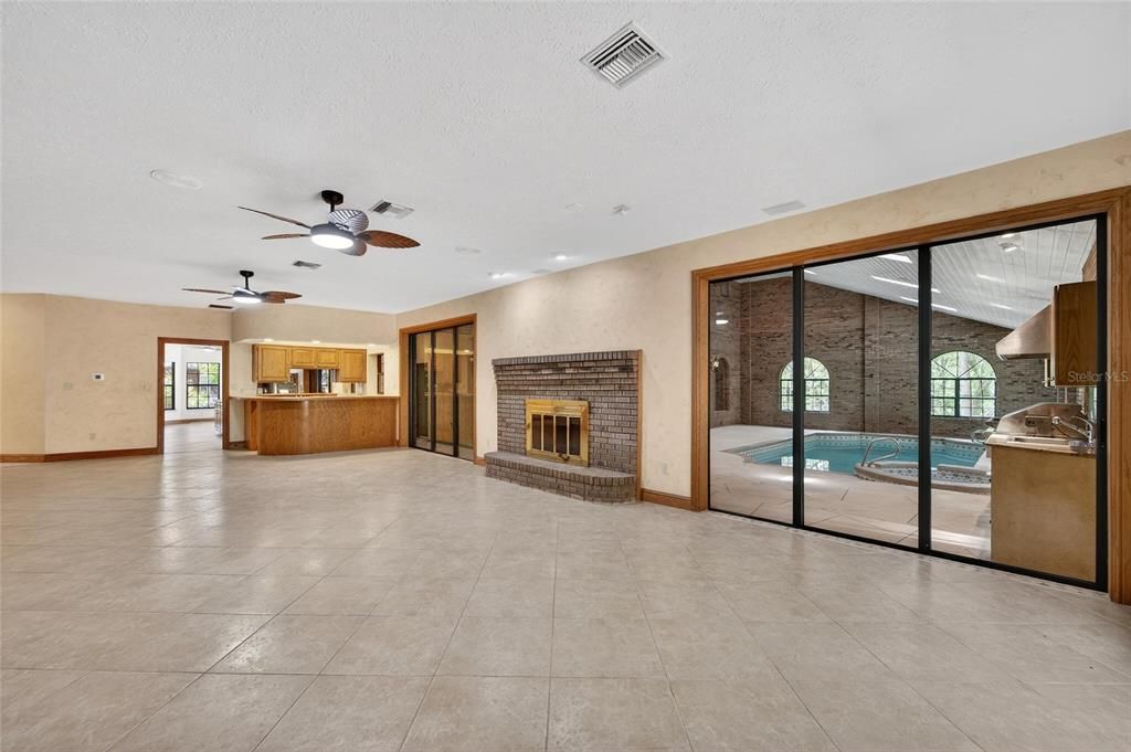 Activo con contrato: $800,000 (4 camas, 4 baños, 4819 Pies cuadrados)