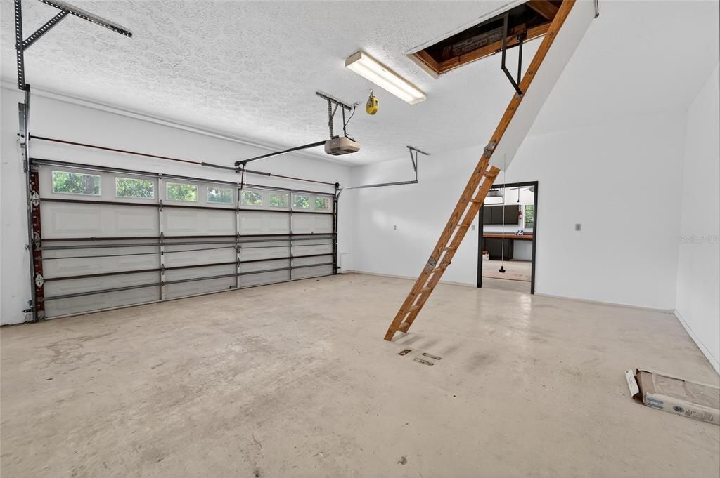 Activo con contrato: $800,000 (4 camas, 4 baños, 4819 Pies cuadrados)