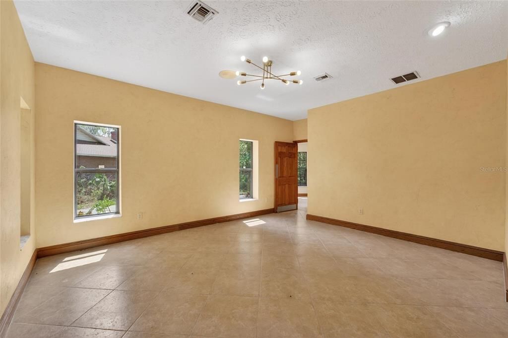 Activo con contrato: $800,000 (4 camas, 4 baños, 4819 Pies cuadrados)