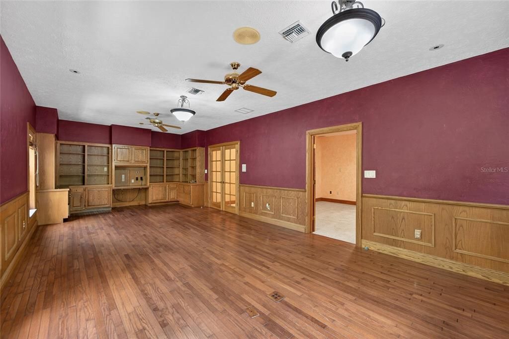 Activo con contrato: $800,000 (4 camas, 4 baños, 4819 Pies cuadrados)