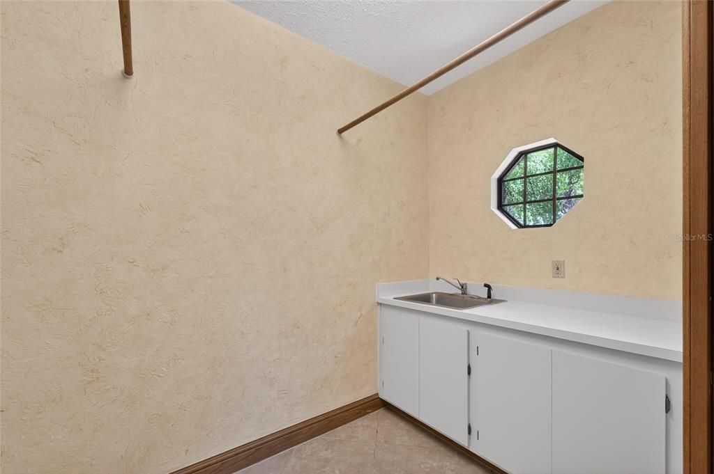 Activo con contrato: $800,000 (4 camas, 4 baños, 4819 Pies cuadrados)