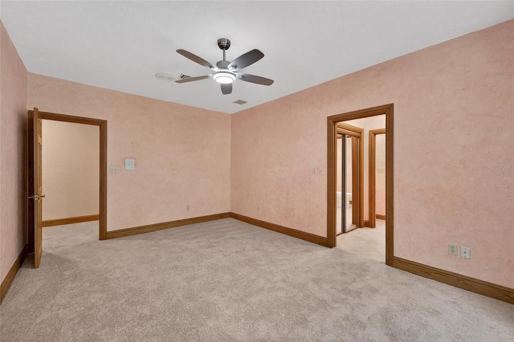 Activo con contrato: $800,000 (4 camas, 4 baños, 4819 Pies cuadrados)