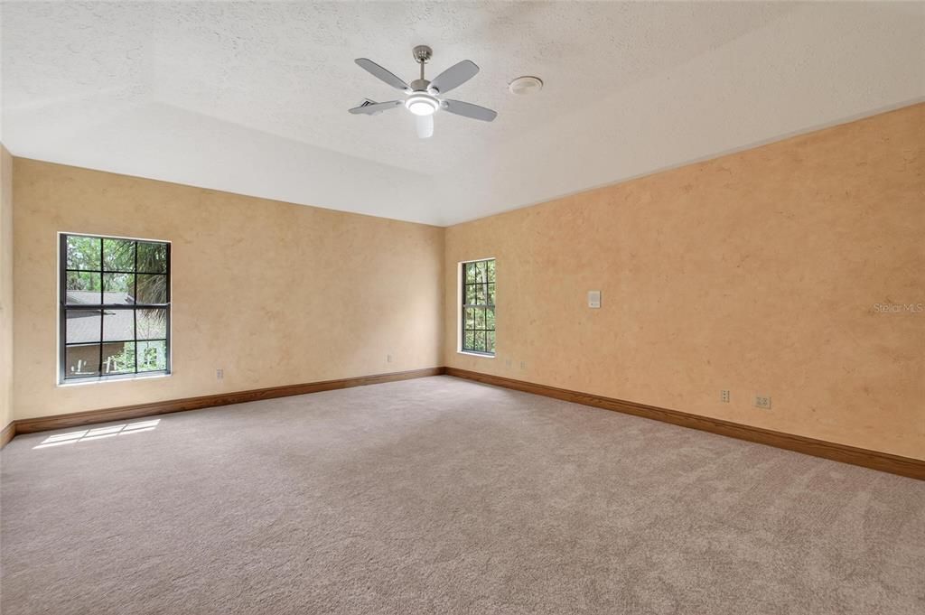 Activo con contrato: $800,000 (4 camas, 4 baños, 4819 Pies cuadrados)