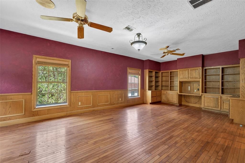 Activo con contrato: $800,000 (4 camas, 4 baños, 4819 Pies cuadrados)