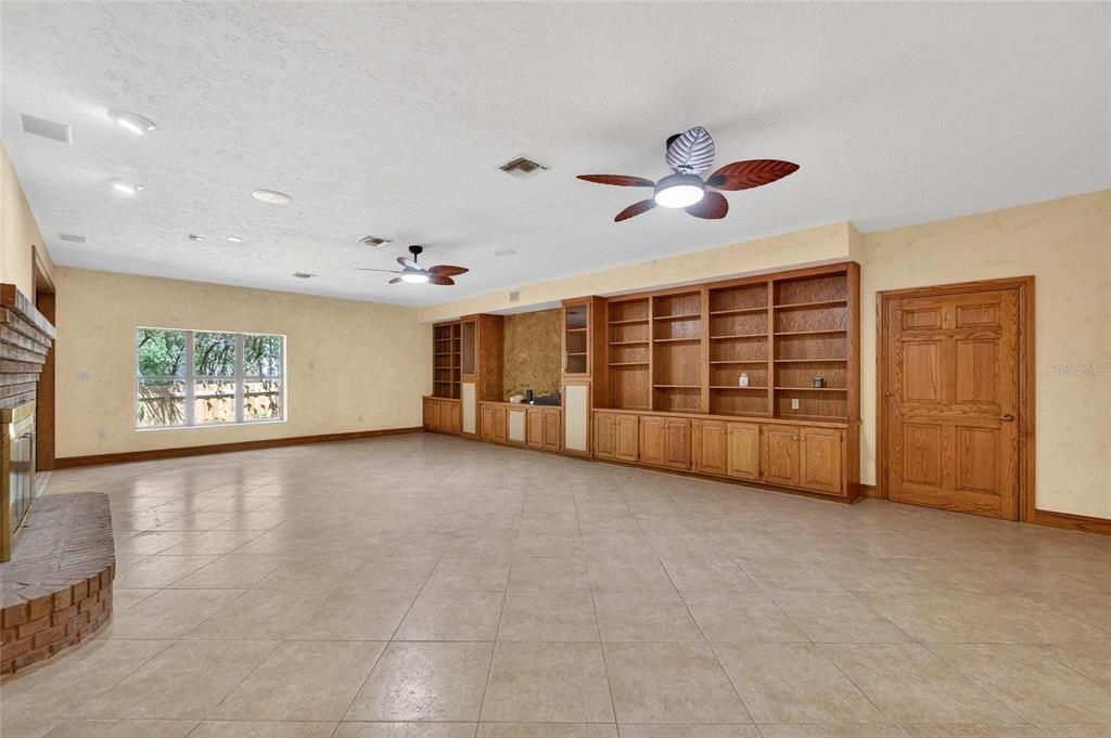 Activo con contrato: $800,000 (4 camas, 4 baños, 4819 Pies cuadrados)