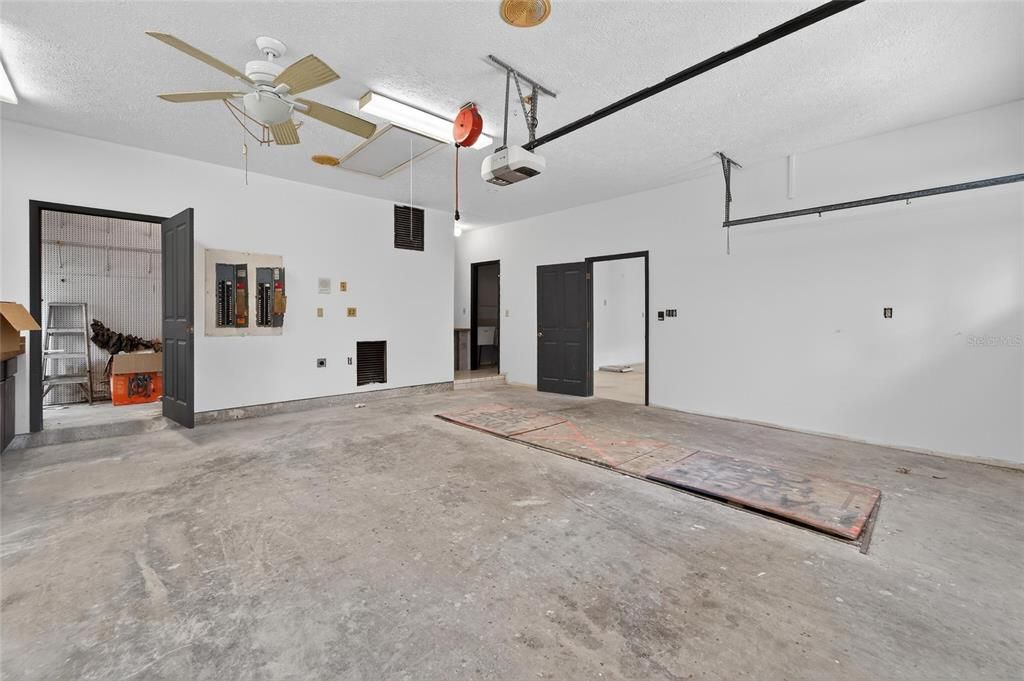 Activo con contrato: $800,000 (4 camas, 4 baños, 4819 Pies cuadrados)