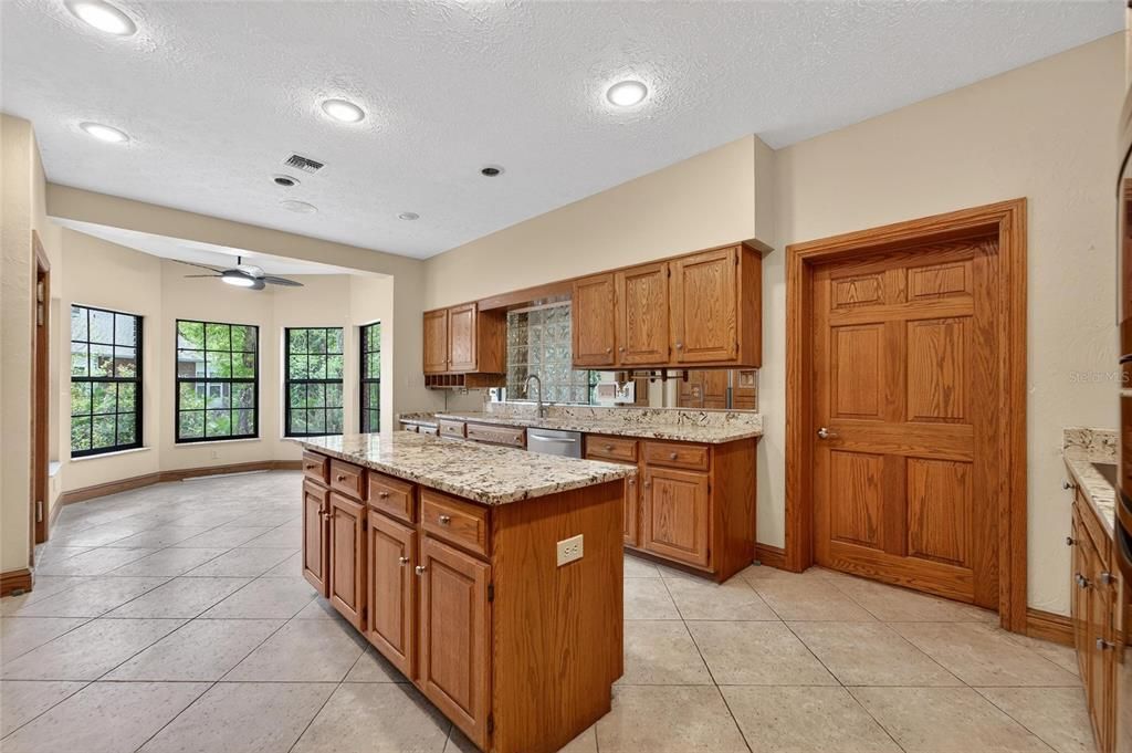 Activo con contrato: $800,000 (4 camas, 4 baños, 4819 Pies cuadrados)
