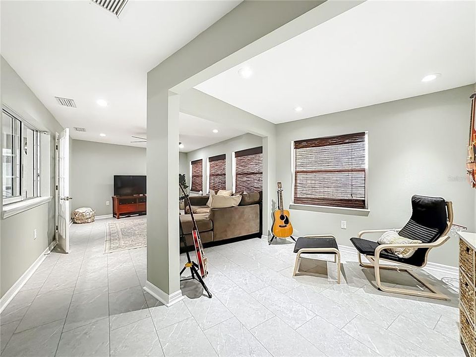 Active With Contract: $574,900 (4 beds, 2 baths, 2474 Square Feet)