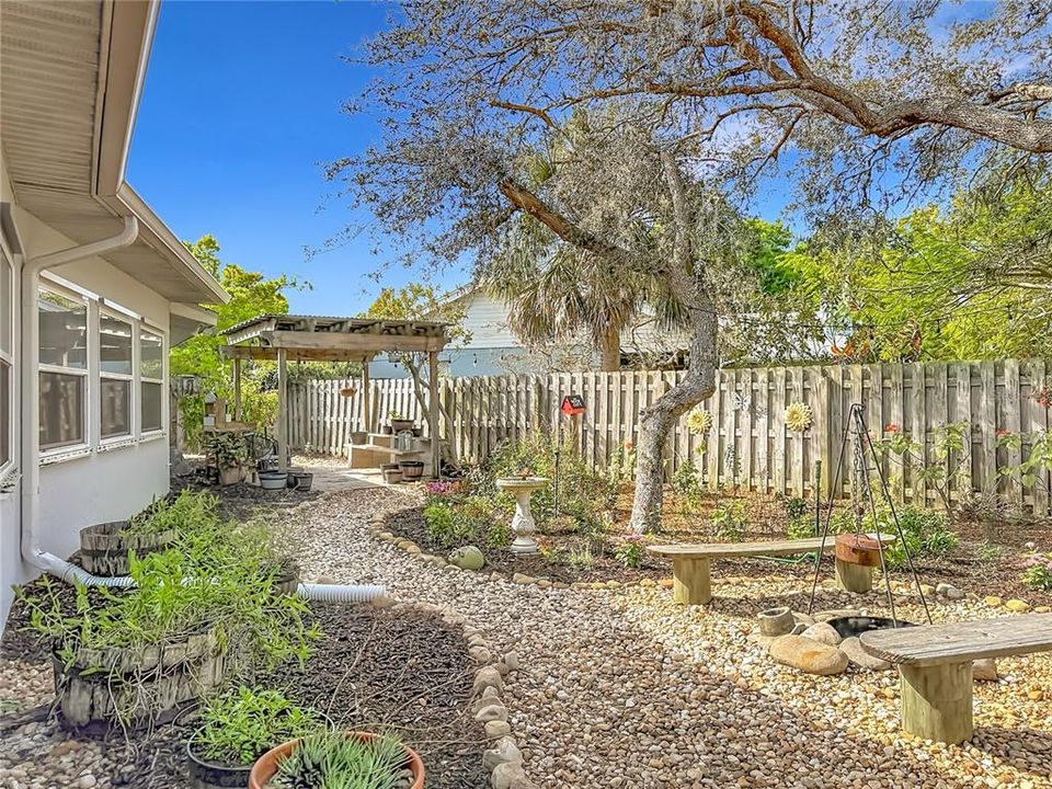 Active With Contract: $574,900 (4 beds, 2 baths, 2474 Square Feet)