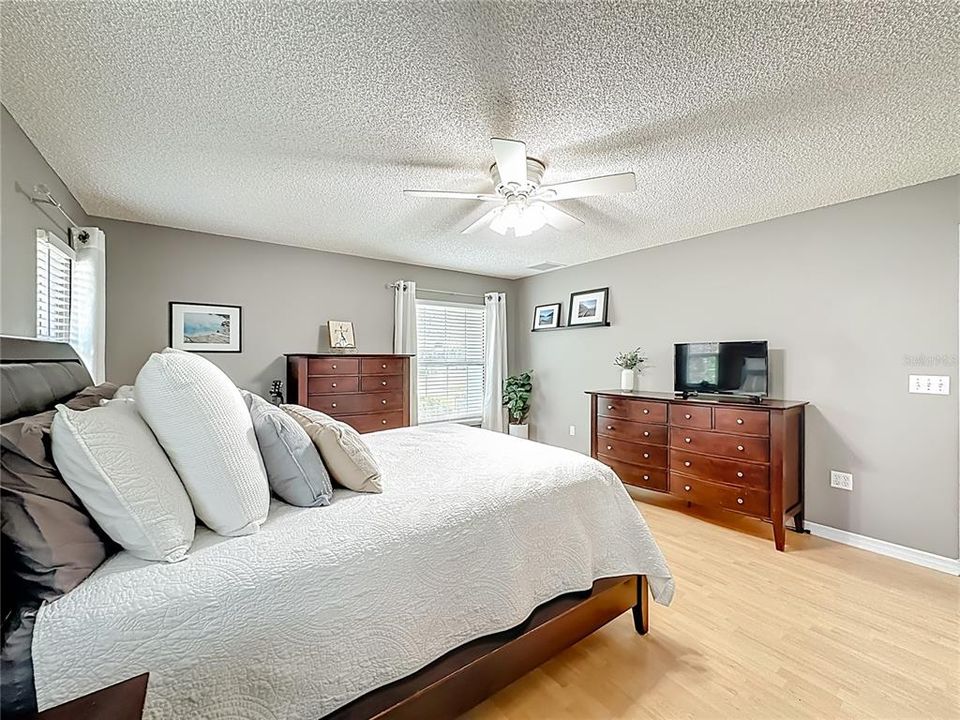 Active With Contract: $574,900 (4 beds, 2 baths, 2474 Square Feet)