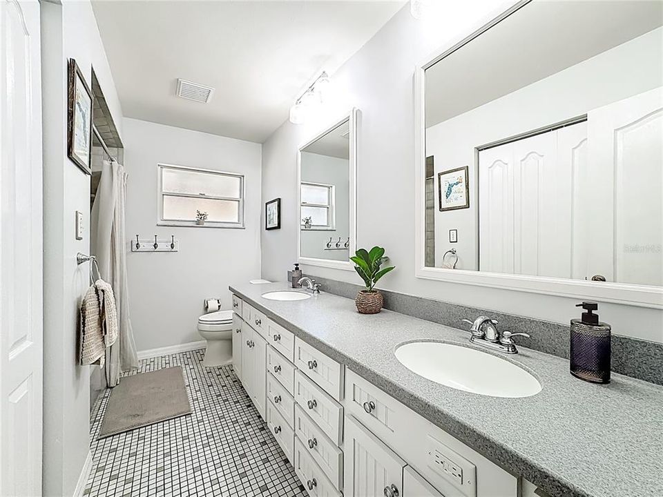 Active With Contract: $574,900 (4 beds, 2 baths, 2474 Square Feet)
