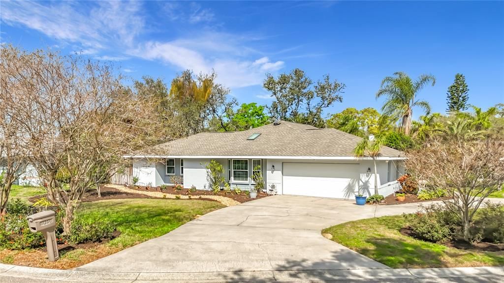 Active With Contract: $574,900 (4 beds, 2 baths, 2474 Square Feet)
