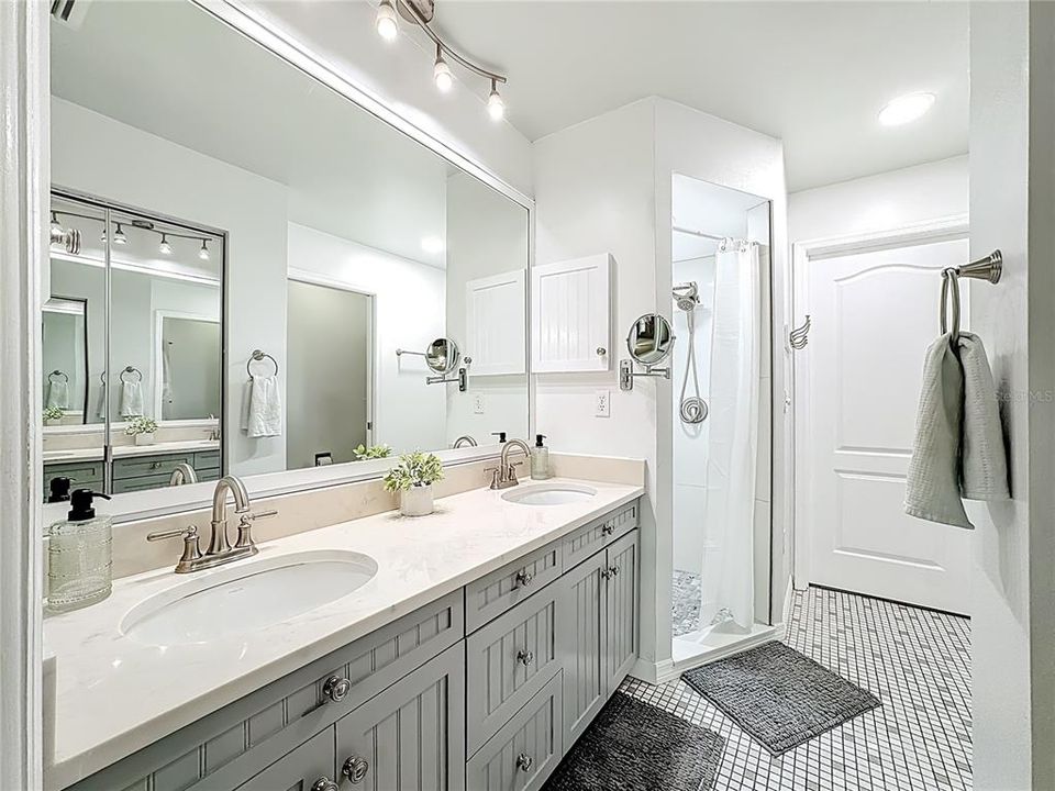 Active With Contract: $574,900 (4 beds, 2 baths, 2474 Square Feet)