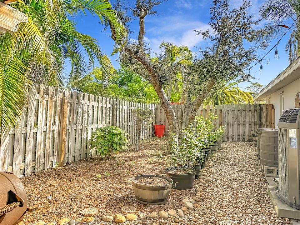 Active With Contract: $574,900 (4 beds, 2 baths, 2474 Square Feet)