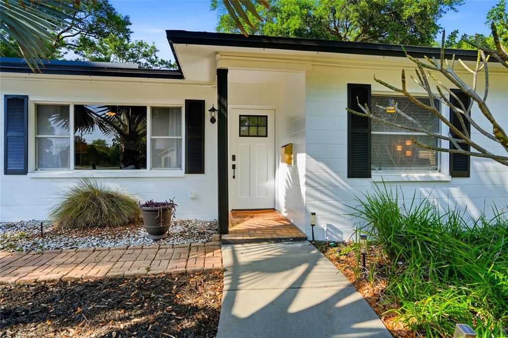 Activo con contrato: $599,000 (4 camas, 2 baños, 1718 Pies cuadrados)