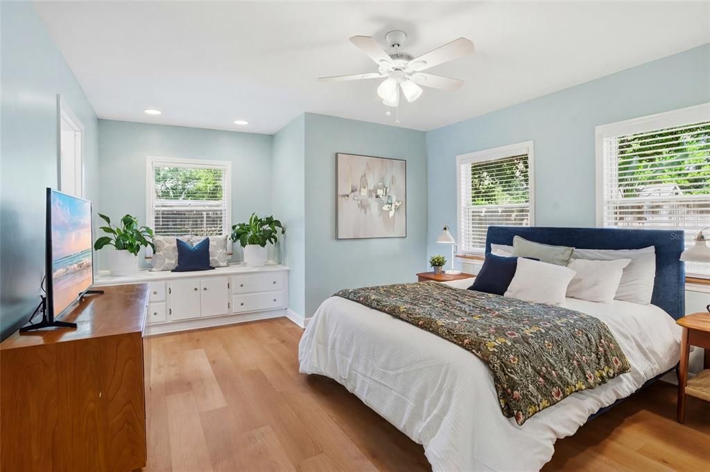 Activo con contrato: $599,000 (4 camas, 2 baños, 1718 Pies cuadrados)