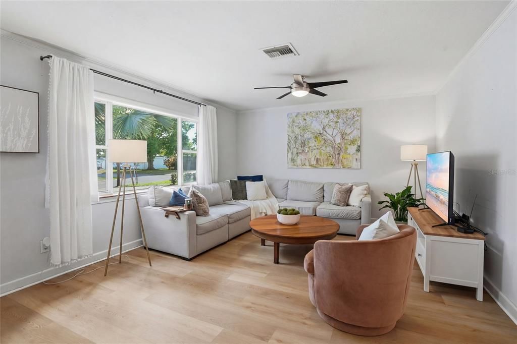 Activo con contrato: $599,000 (4 camas, 2 baños, 1718 Pies cuadrados)