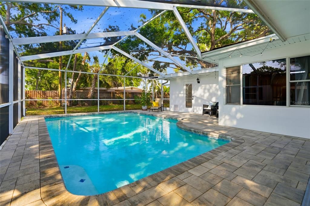 Activo con contrato: $599,000 (4 camas, 2 baños, 1718 Pies cuadrados)
