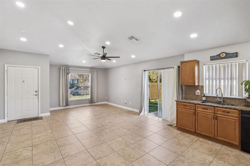 Activo con contrato: $285,000 (3 camas, 3 baños, 1186 Pies cuadrados)