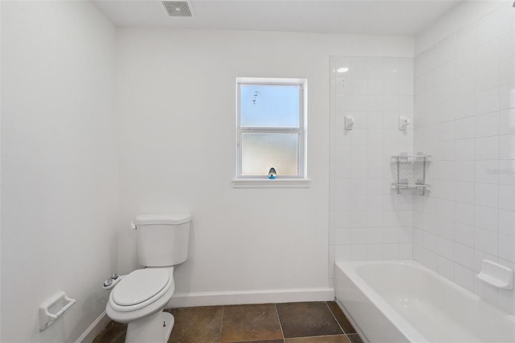 Activo con contrato: $285,000 (3 camas, 3 baños, 1186 Pies cuadrados)