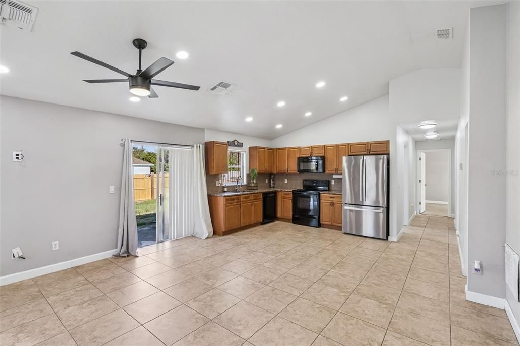 Activo con contrato: $285,000 (3 camas, 3 baños, 1186 Pies cuadrados)