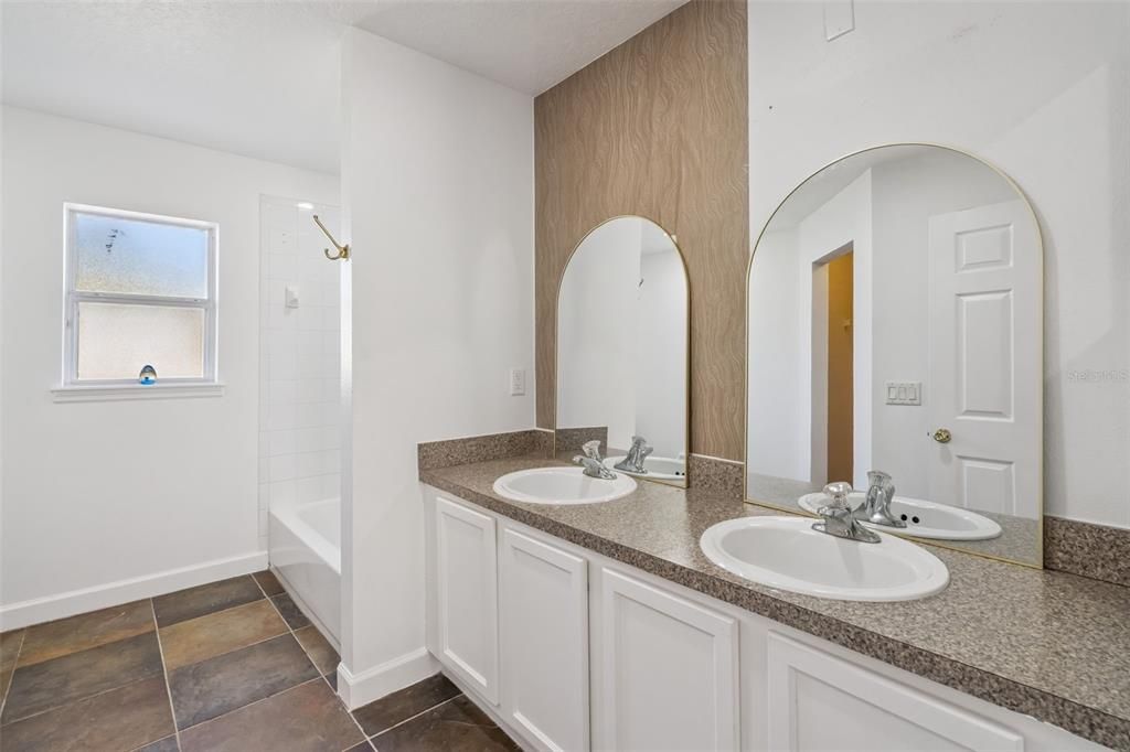 Activo con contrato: $285,000 (3 camas, 3 baños, 1186 Pies cuadrados)
