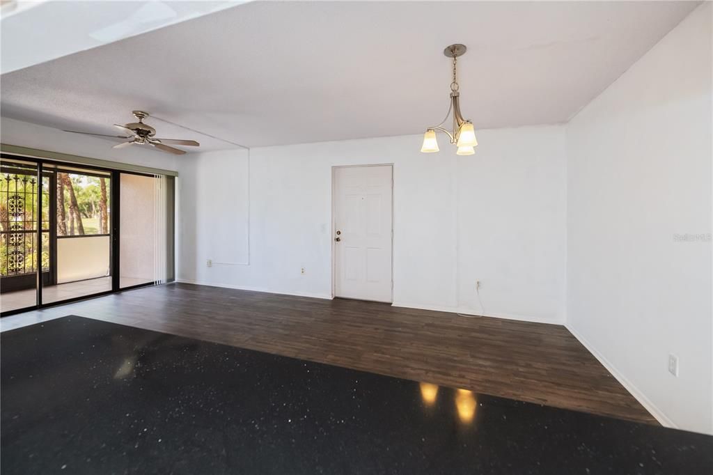 Active With Contract: $139,900 (2 beds, 2 baths, 899 Square Feet)