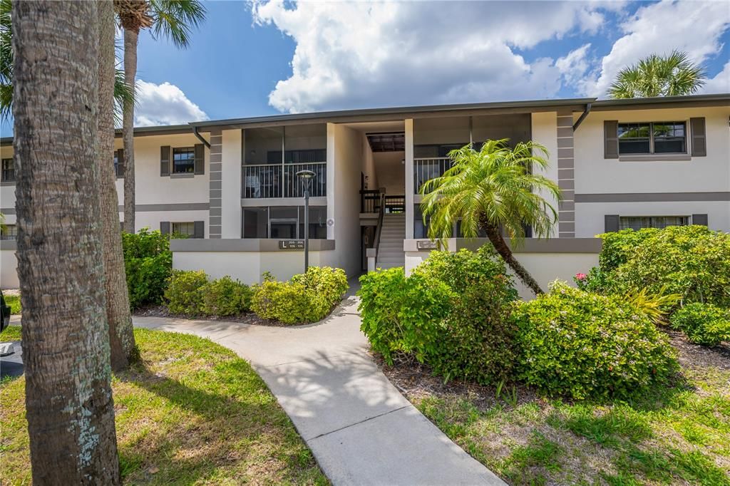 Active With Contract: $139,900 (2 beds, 2 baths, 899 Square Feet)