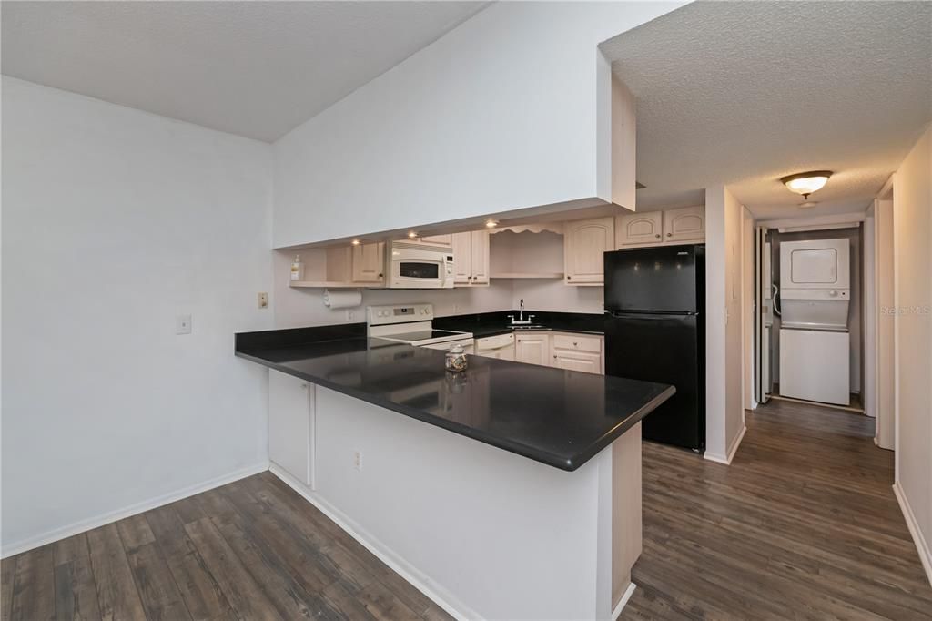 Active With Contract: $139,900 (2 beds, 2 baths, 899 Square Feet)