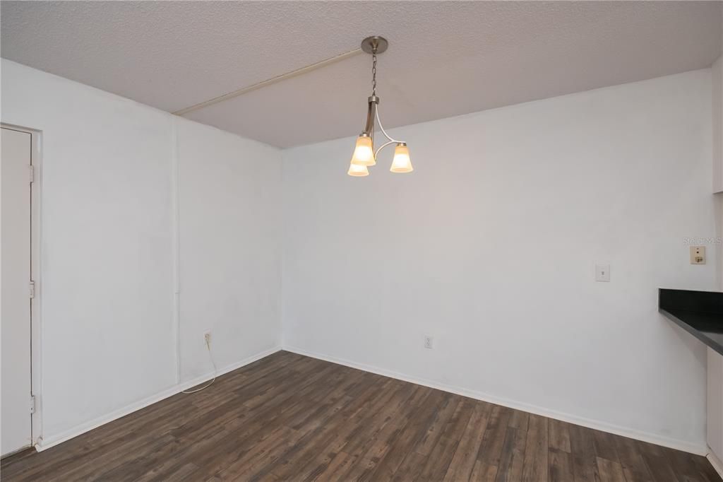 Active With Contract: $139,900 (2 beds, 2 baths, 899 Square Feet)