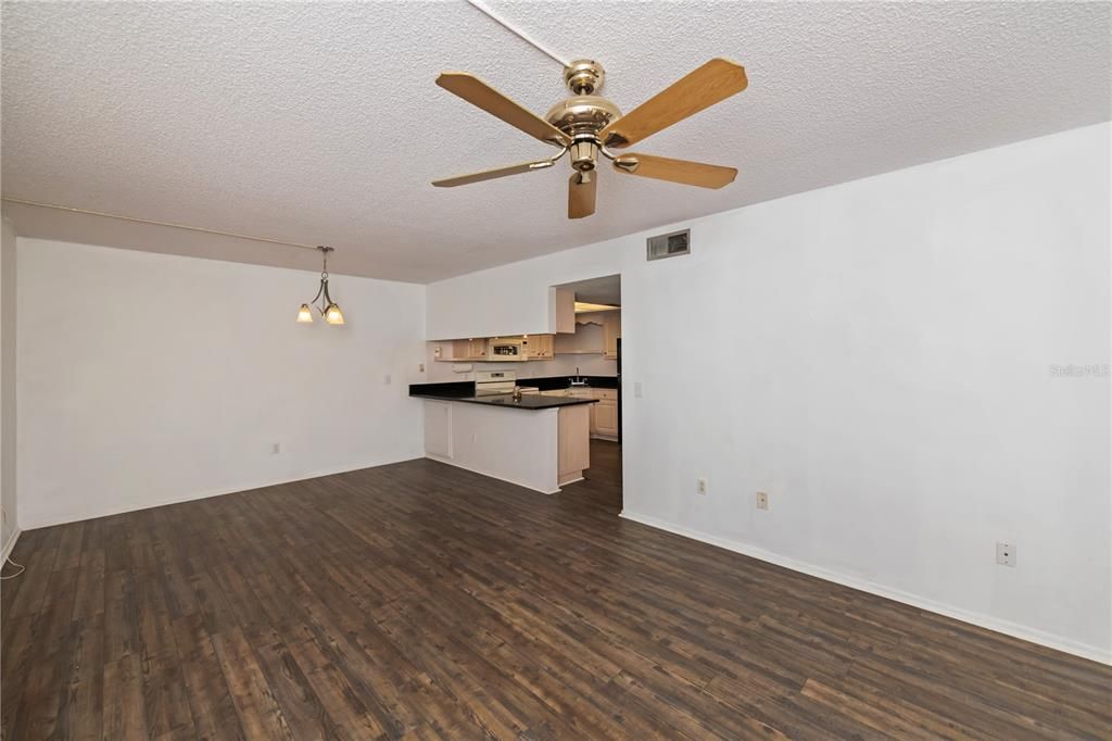 Active With Contract: $139,900 (2 beds, 2 baths, 899 Square Feet)