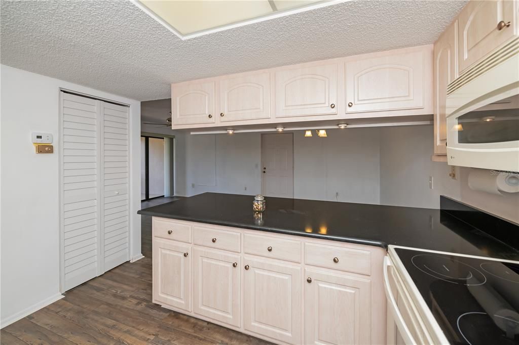 Active With Contract: $139,900 (2 beds, 2 baths, 899 Square Feet)
