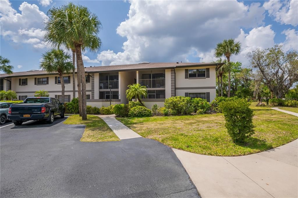 Active With Contract: $139,900 (2 beds, 2 baths, 899 Square Feet)