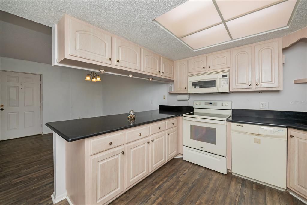 Active With Contract: $139,900 (2 beds, 2 baths, 899 Square Feet)