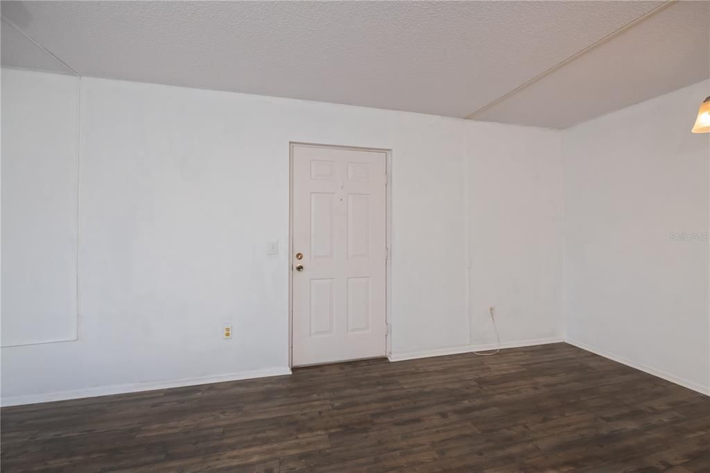 Active With Contract: $139,900 (2 beds, 2 baths, 899 Square Feet)