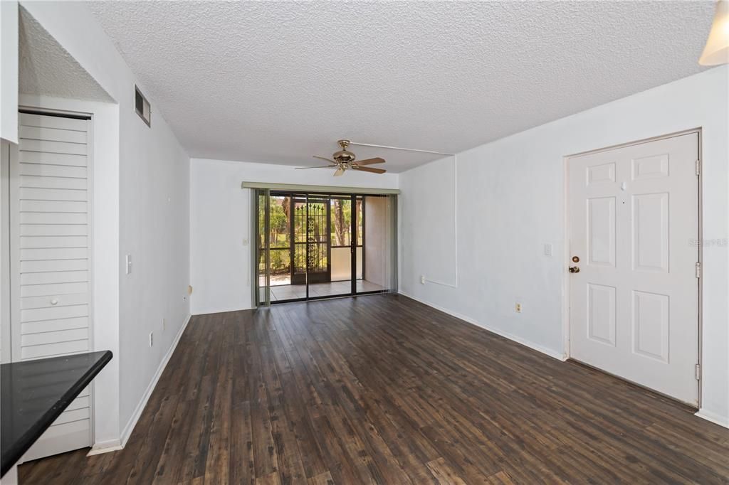 Active With Contract: $139,900 (2 beds, 2 baths, 899 Square Feet)