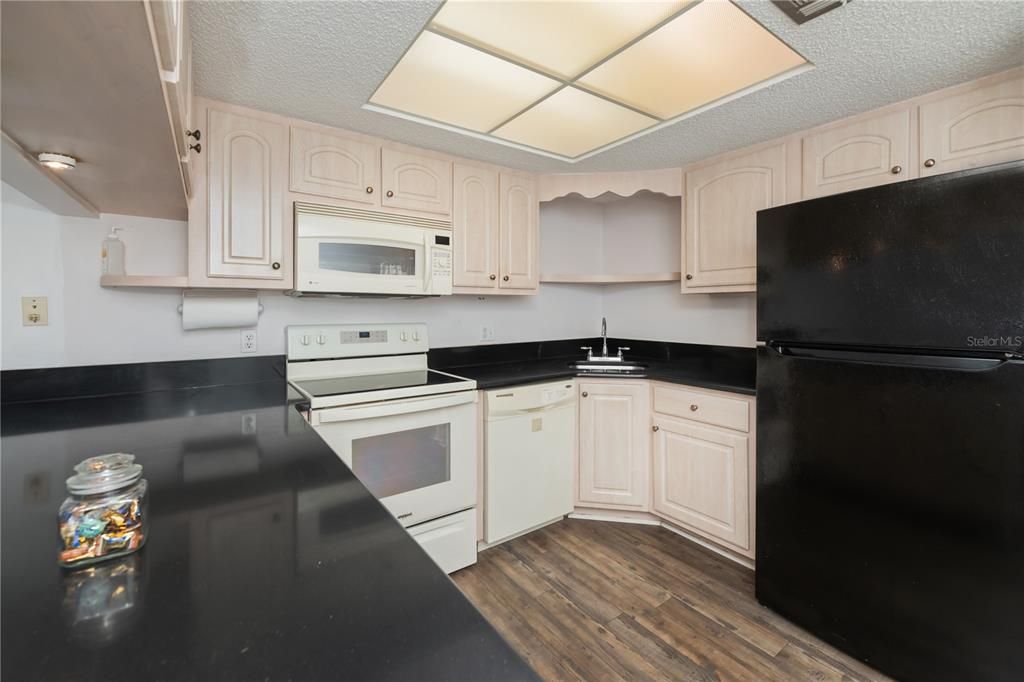 Active With Contract: $139,900 (2 beds, 2 baths, 899 Square Feet)