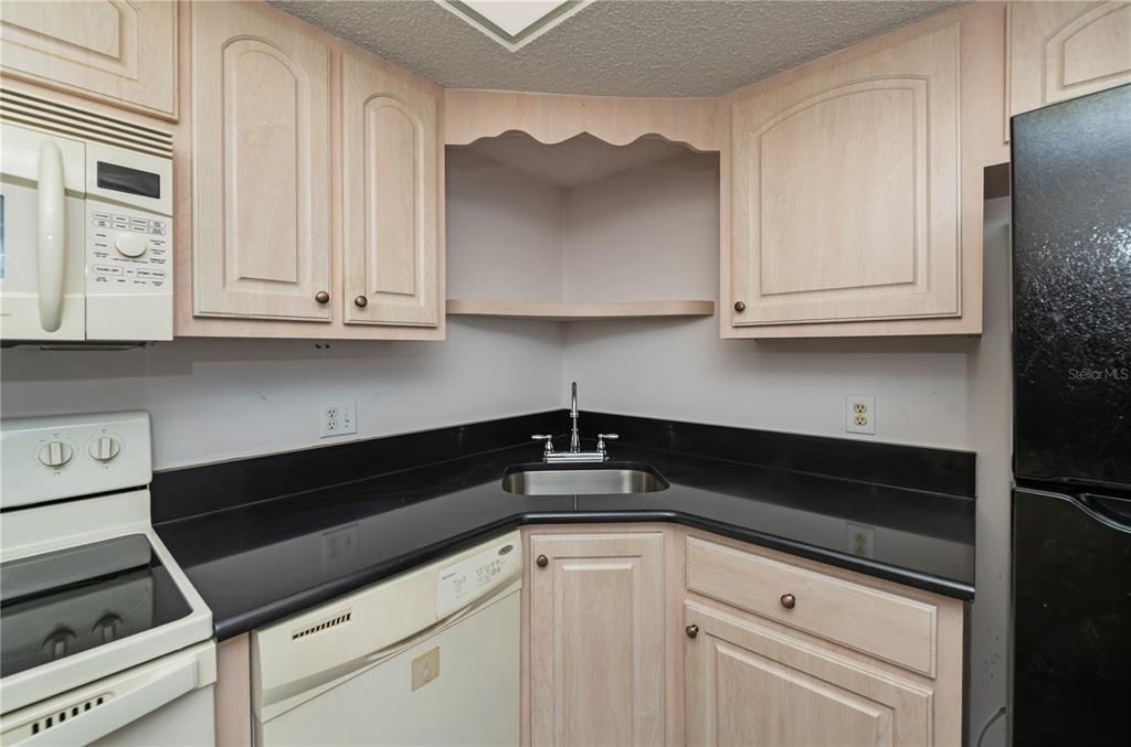 Active With Contract: $139,900 (2 beds, 2 baths, 899 Square Feet)