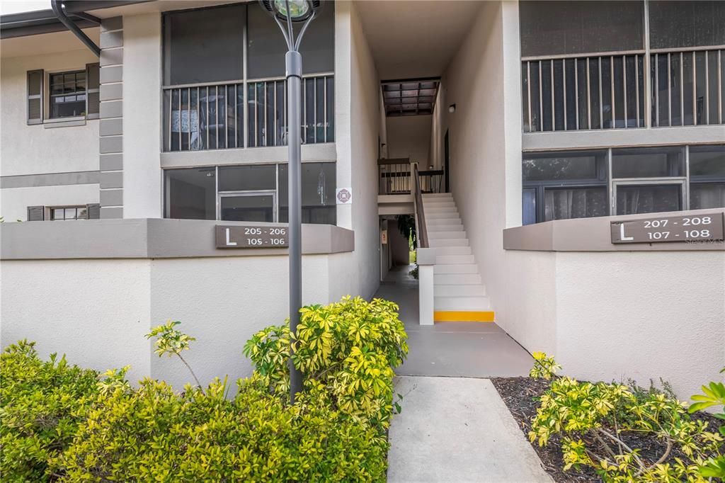 Active With Contract: $139,900 (2 beds, 2 baths, 899 Square Feet)