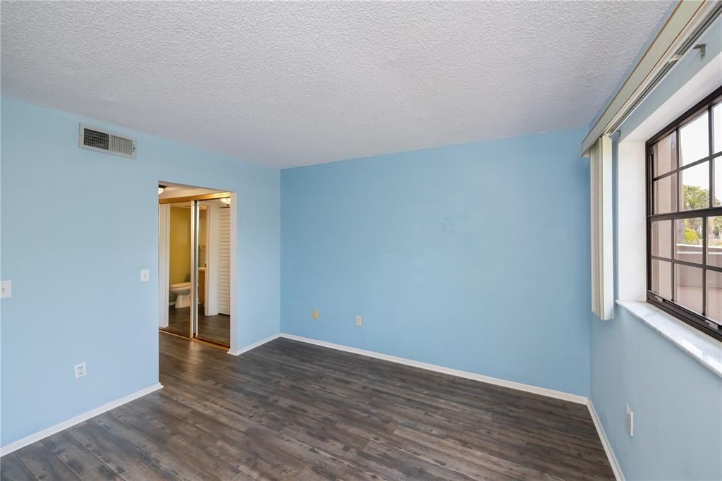 Active With Contract: $139,900 (2 beds, 2 baths, 899 Square Feet)