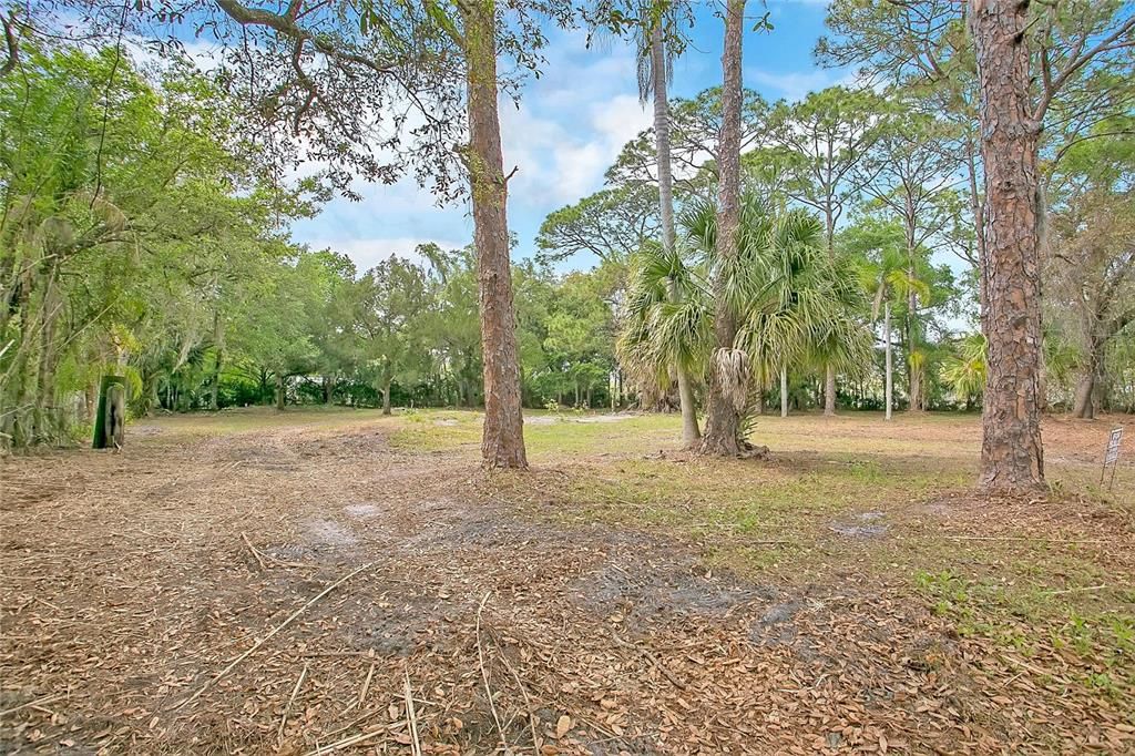 На продажу: $174,900 (1.08 acres)