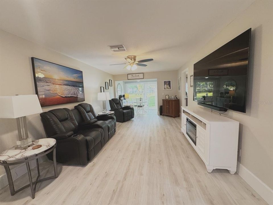 На продажу: $240,000 (2 спален, 2 ванн, 935 Квадратных фут)