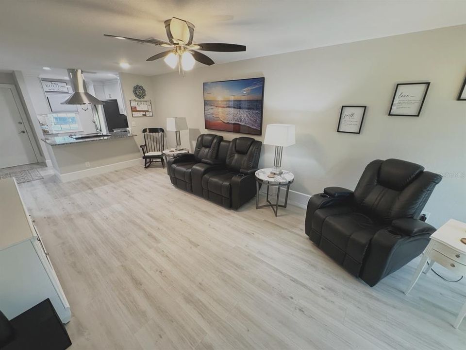 На продажу: $240,000 (2 спален, 2 ванн, 935 Квадратных фут)