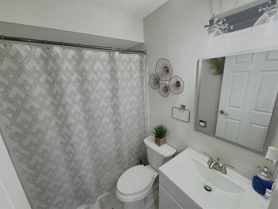 На продажу: $240,000 (2 спален, 2 ванн, 935 Квадратных фут)