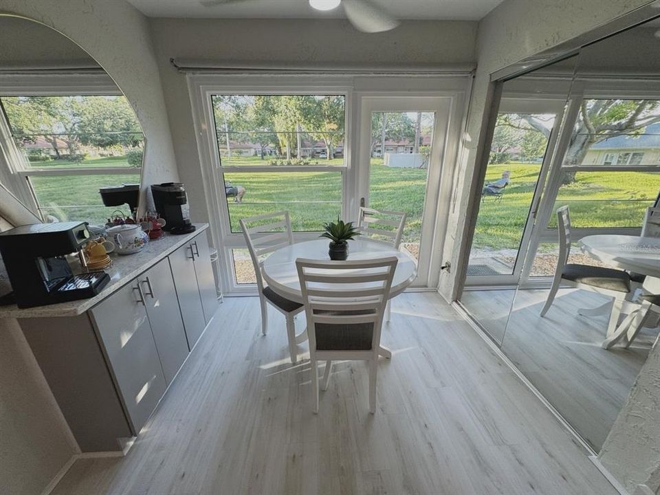 На продажу: $240,000 (2 спален, 2 ванн, 935 Квадратных фут)