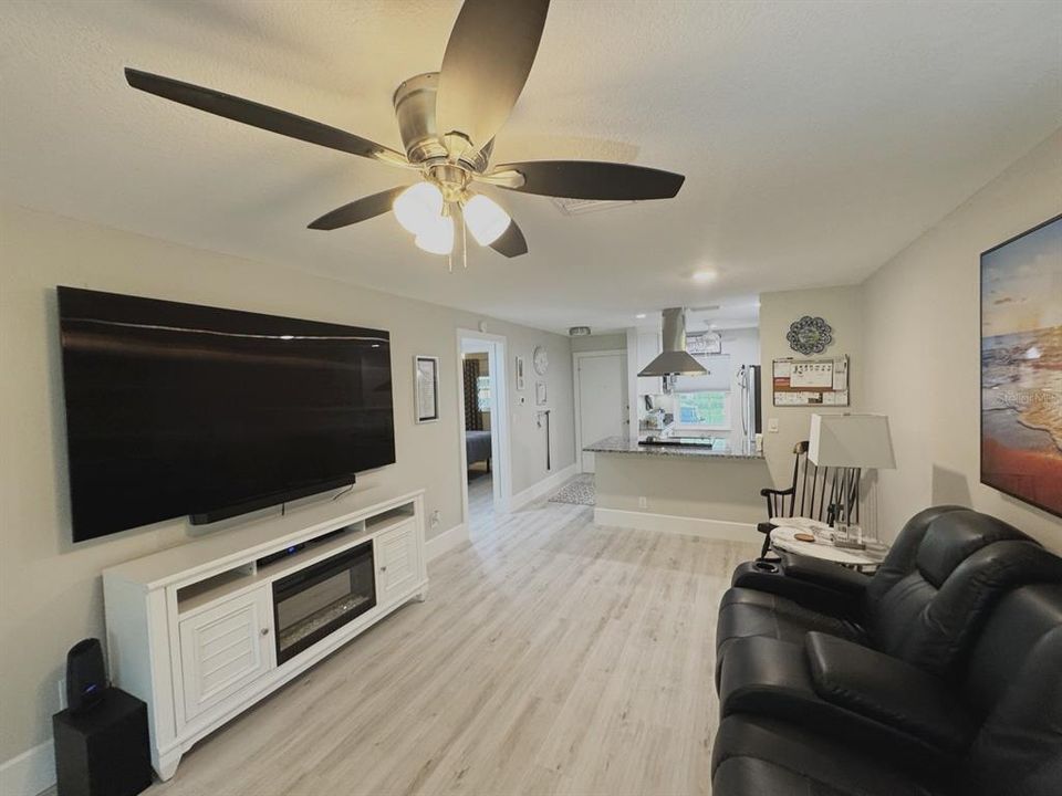 На продажу: $240,000 (2 спален, 2 ванн, 935 Квадратных фут)