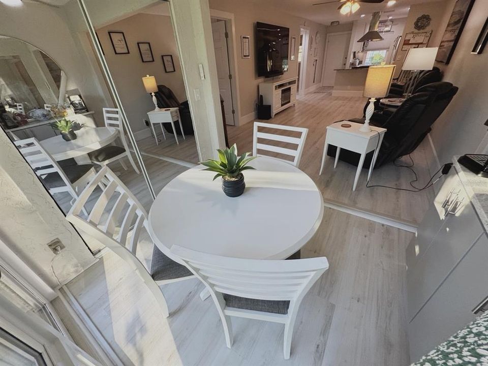 На продажу: $240,000 (2 спален, 2 ванн, 935 Квадратных фут)