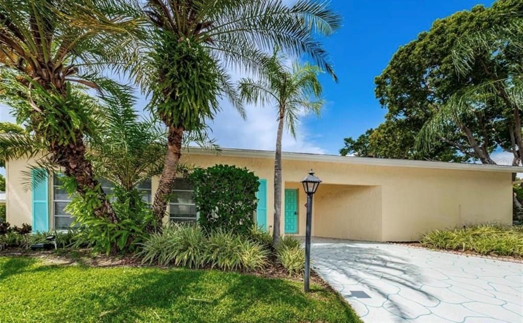 На продажу: $240,000 (2 спален, 2 ванн, 935 Квадратных фут)