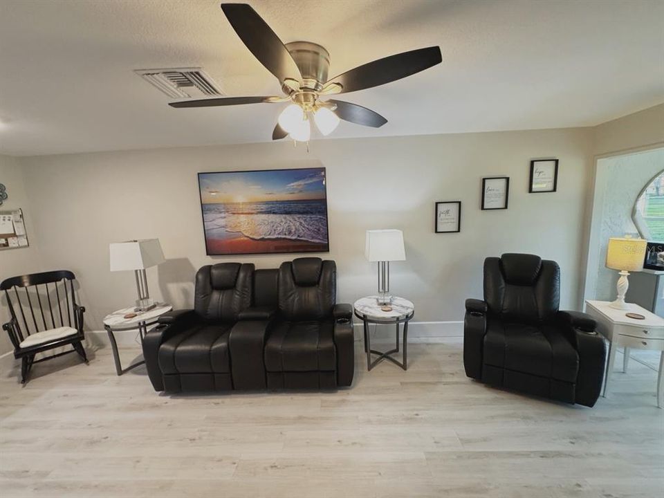 На продажу: $240,000 (2 спален, 2 ванн, 935 Квадратных фут)