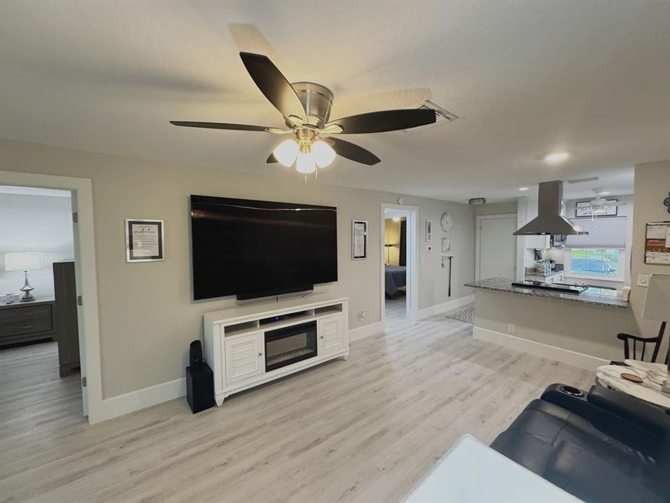 На продажу: $240,000 (2 спален, 2 ванн, 935 Квадратных фут)